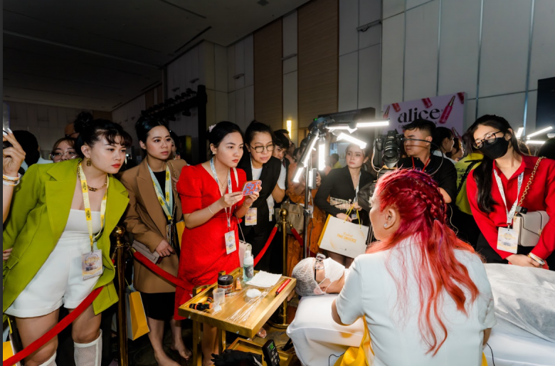 Nguyễn Mỹ Linh với “kỹ thuật Ink 2 Pink” độc đáo tại Festival PMU Universe Awards 2023