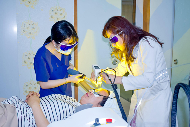 Phòng khám bác sĩ Phạm Thúy An cập nhật công nghệ Laser Quanta 585 trong việc điều trị giãn mao mạch
